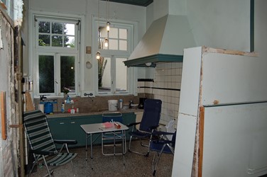 <p>Overzicht van de keuken vanuit de voormalige wachtkamer. </p>
